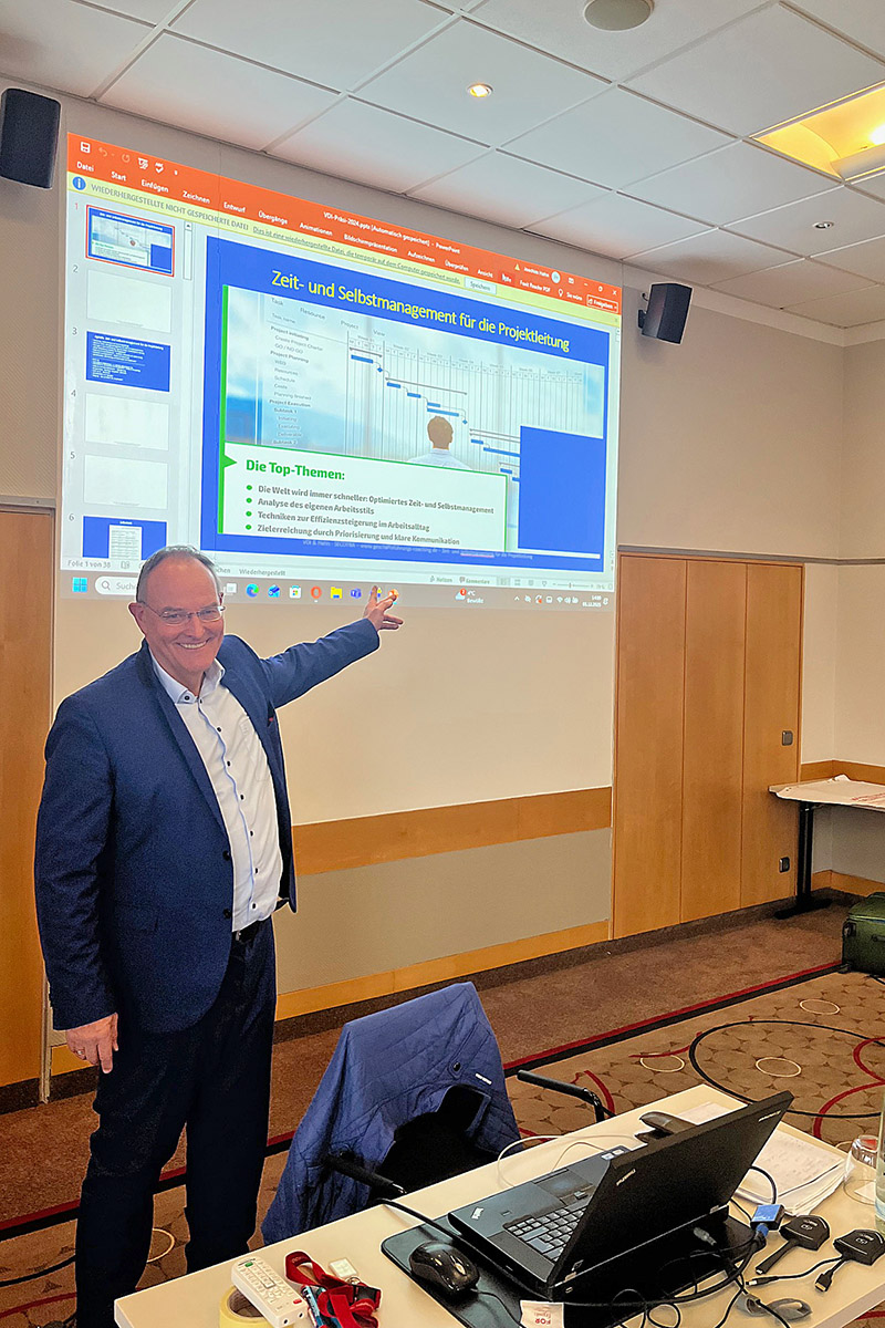 Hans Joachim Hahn präsentiert mit Beamer